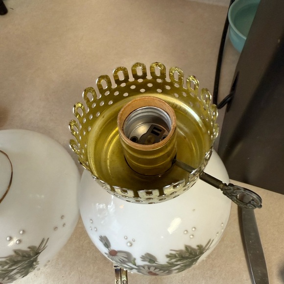 Hurricane vintage lamp gone with the wind milk glass daily flowers - Picture 10 of 10